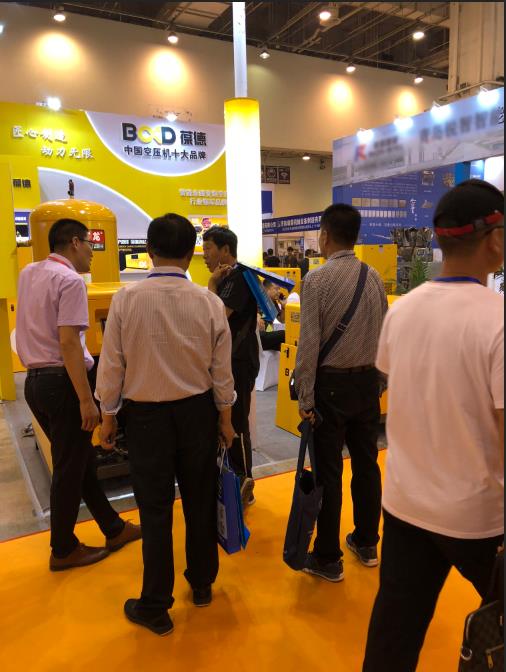 葆德空壓機(jī)展示現(xiàn)場(chǎng) 葆德空壓機(jī)展示現(xiàn)場(chǎng)